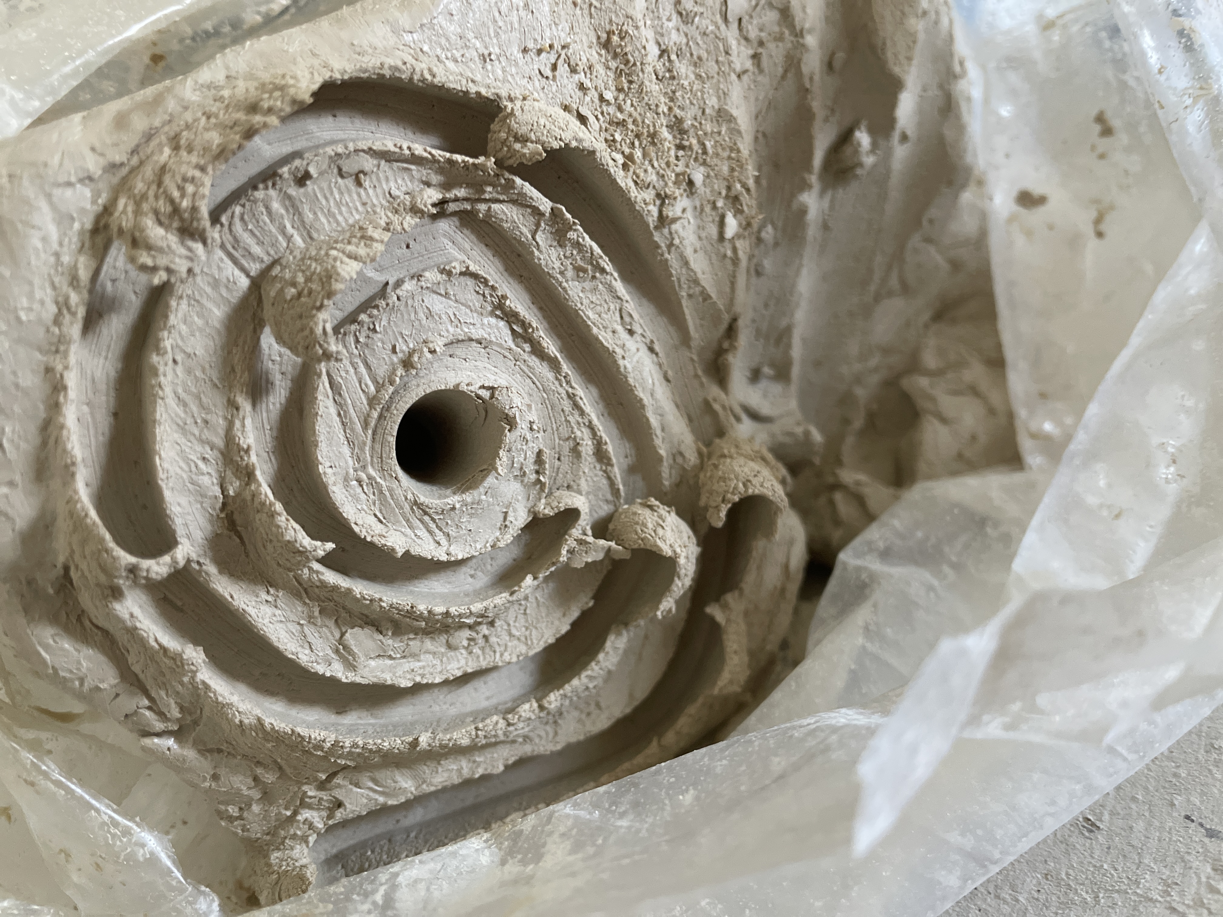 Roher Ton in Spiralform — Einblick in den Entstehungsprozess im Atelier.