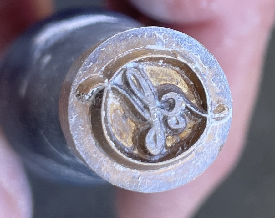 Handgefertigter Keramikstempel mit SF-Monogramm.