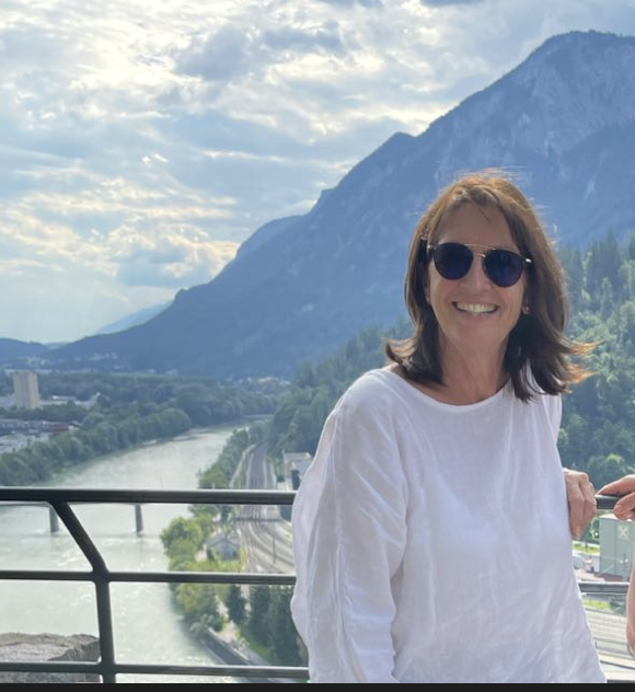 Porträtfoto von Silvia Föger in ihrem Atelier.